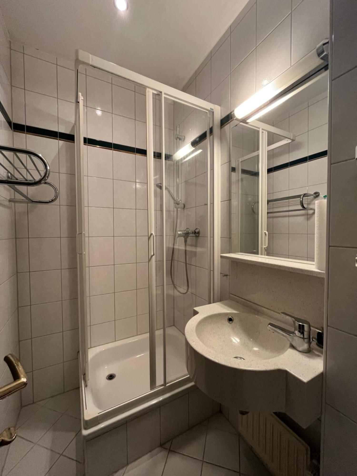 1, 2, Sleep Boardinghouse Unterschleissheim Zentrum 외부 사진