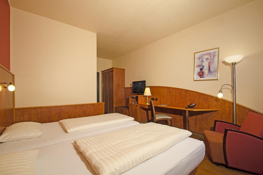 1, 2, Sleep Boardinghouse Unterschleissheim Zentrum 외부 사진