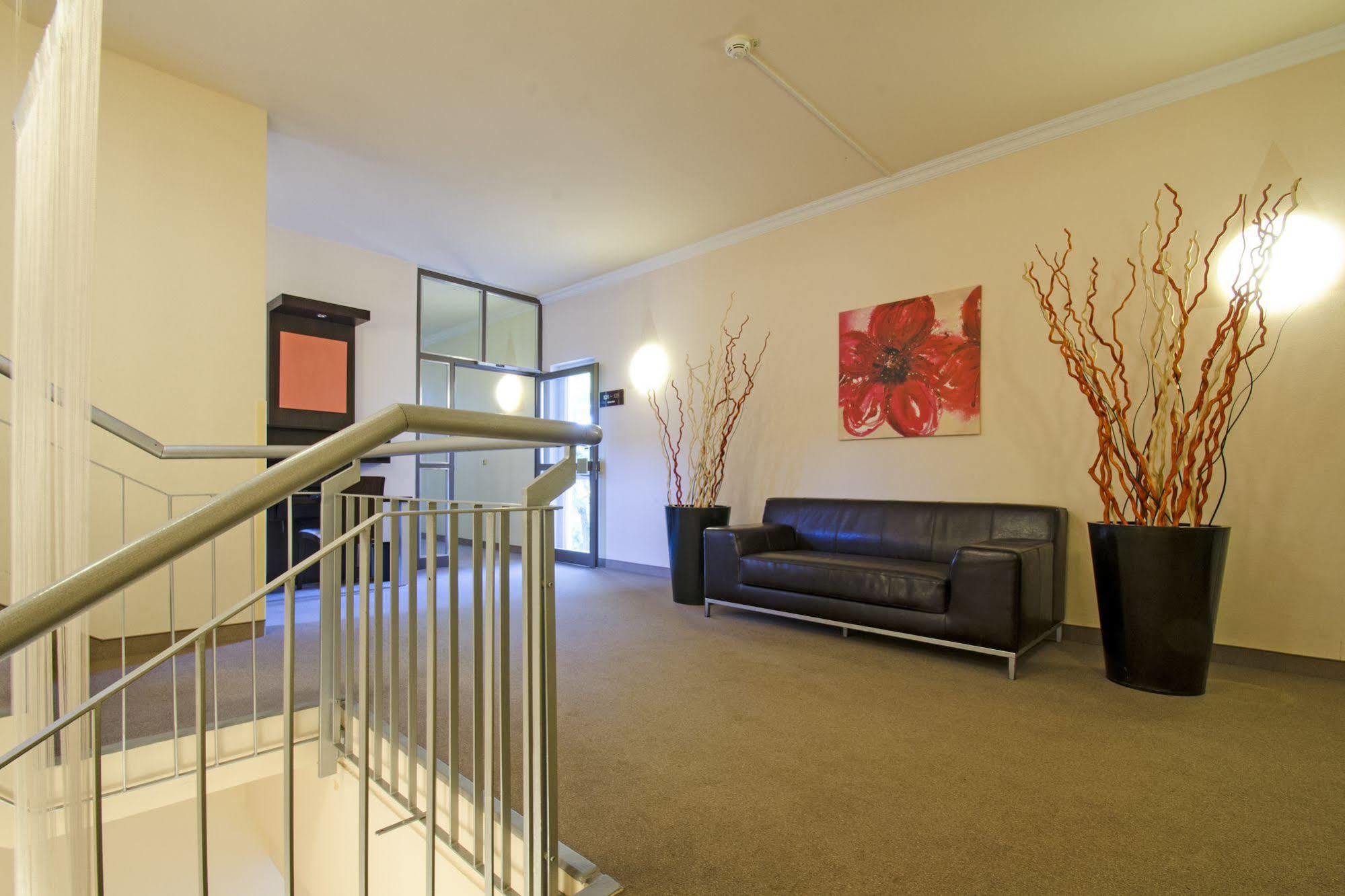 1, 2, Sleep Boardinghouse Unterschleissheim Zentrum 외부 사진