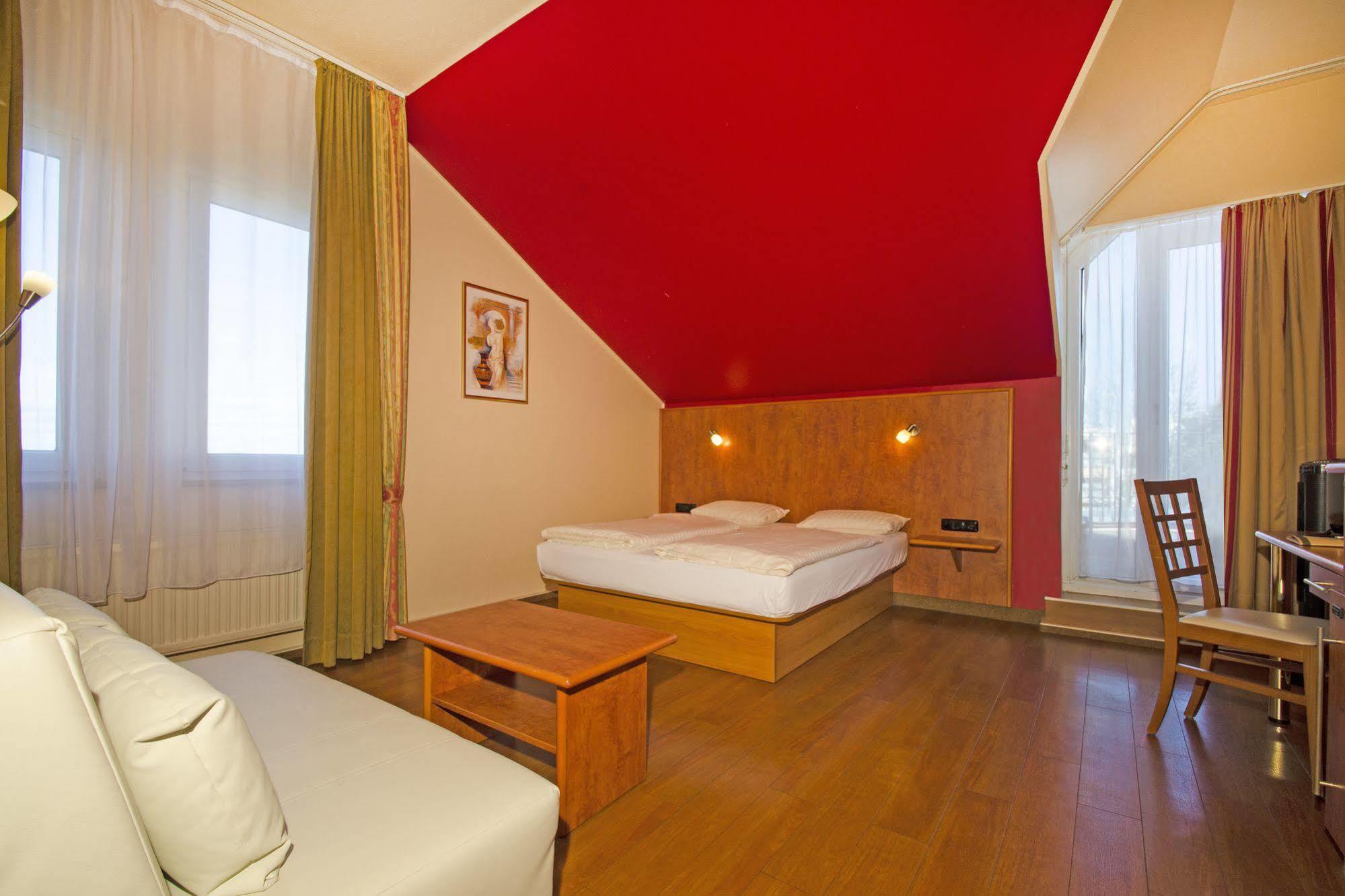 1, 2, Sleep Boardinghouse Unterschleissheim Zentrum 외부 사진