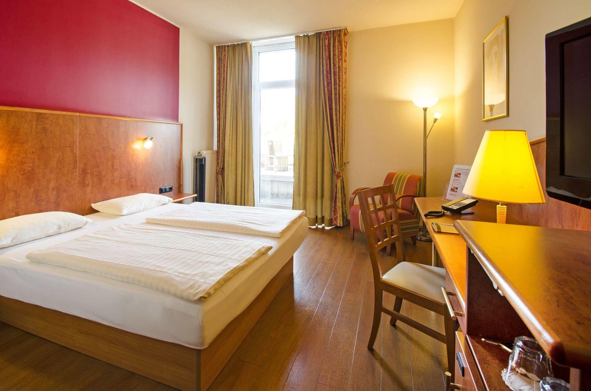 1, 2, Sleep Boardinghouse Unterschleissheim Zentrum 외부 사진