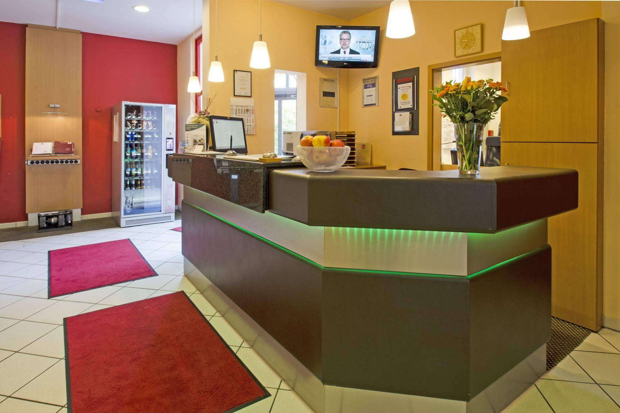 1, 2, Sleep Boardinghouse Unterschleissheim Zentrum 외부 사진