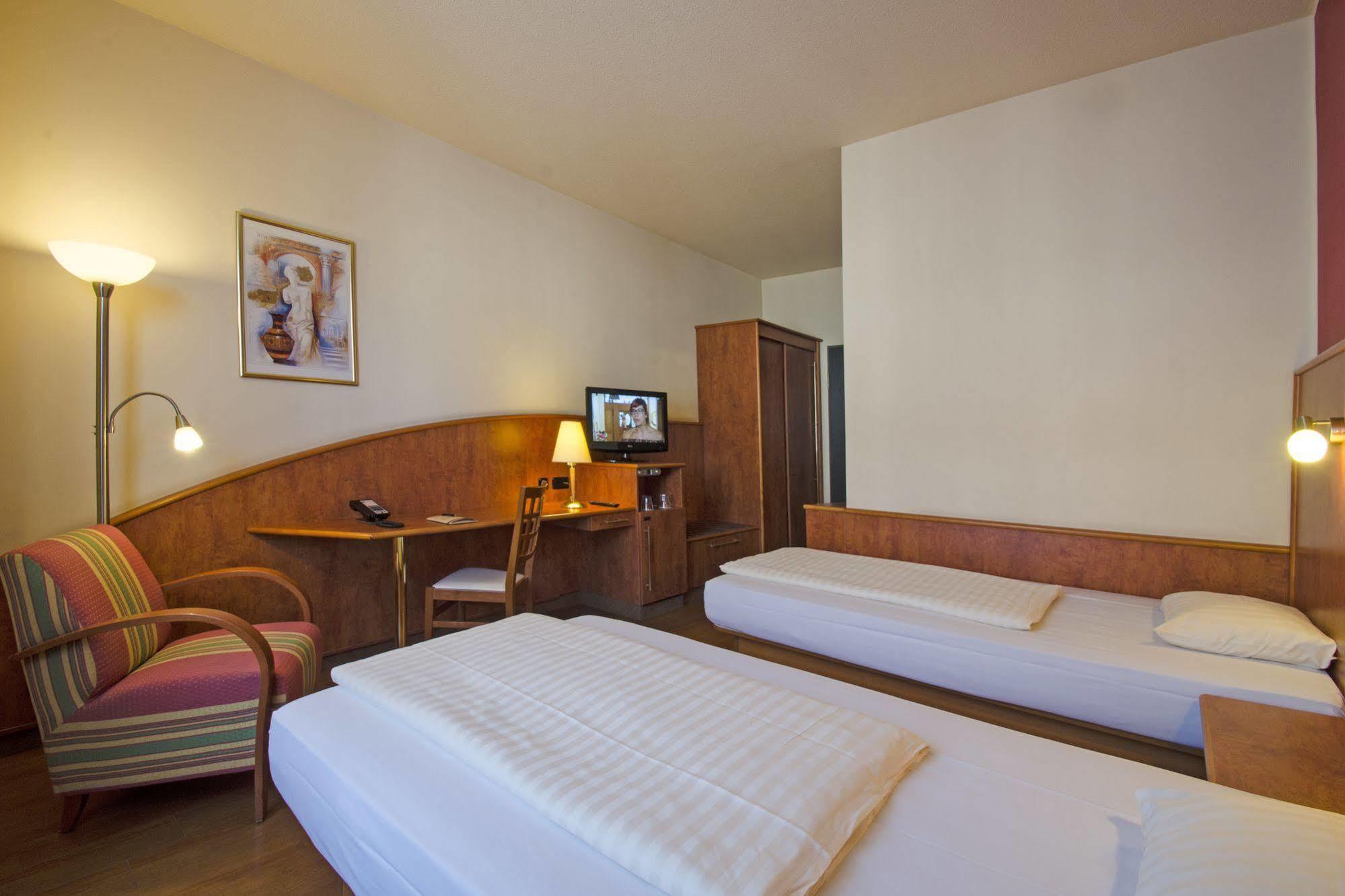 1, 2, Sleep Boardinghouse Unterschleissheim Zentrum 외부 사진